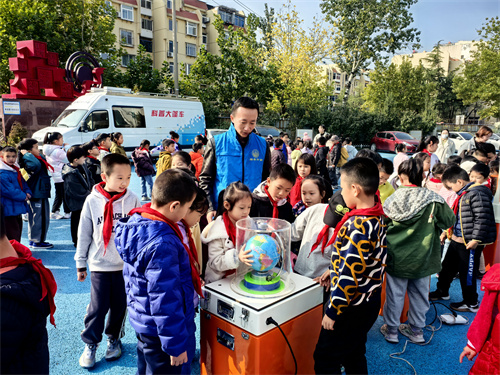 “科学进校园 U普惠万家”：(x)?jng)科技馆大R开q芝|区q合里小学助力科技?>
            <div   id=